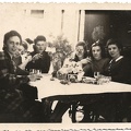 Duitse groep 6 vrouwen aan tafel
